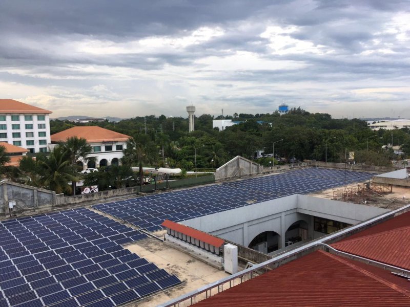 Kunnen zonnepanelen op flat daken worden geïnstalleerd? 